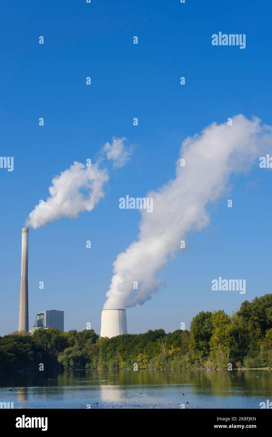 Deutschland, Nordrhein-Westfalen, Bergkamen, Datteln-Hamm-Kanal mit Rauch aus dem Kohlekraftwerk im Hintergrund Stockfoto