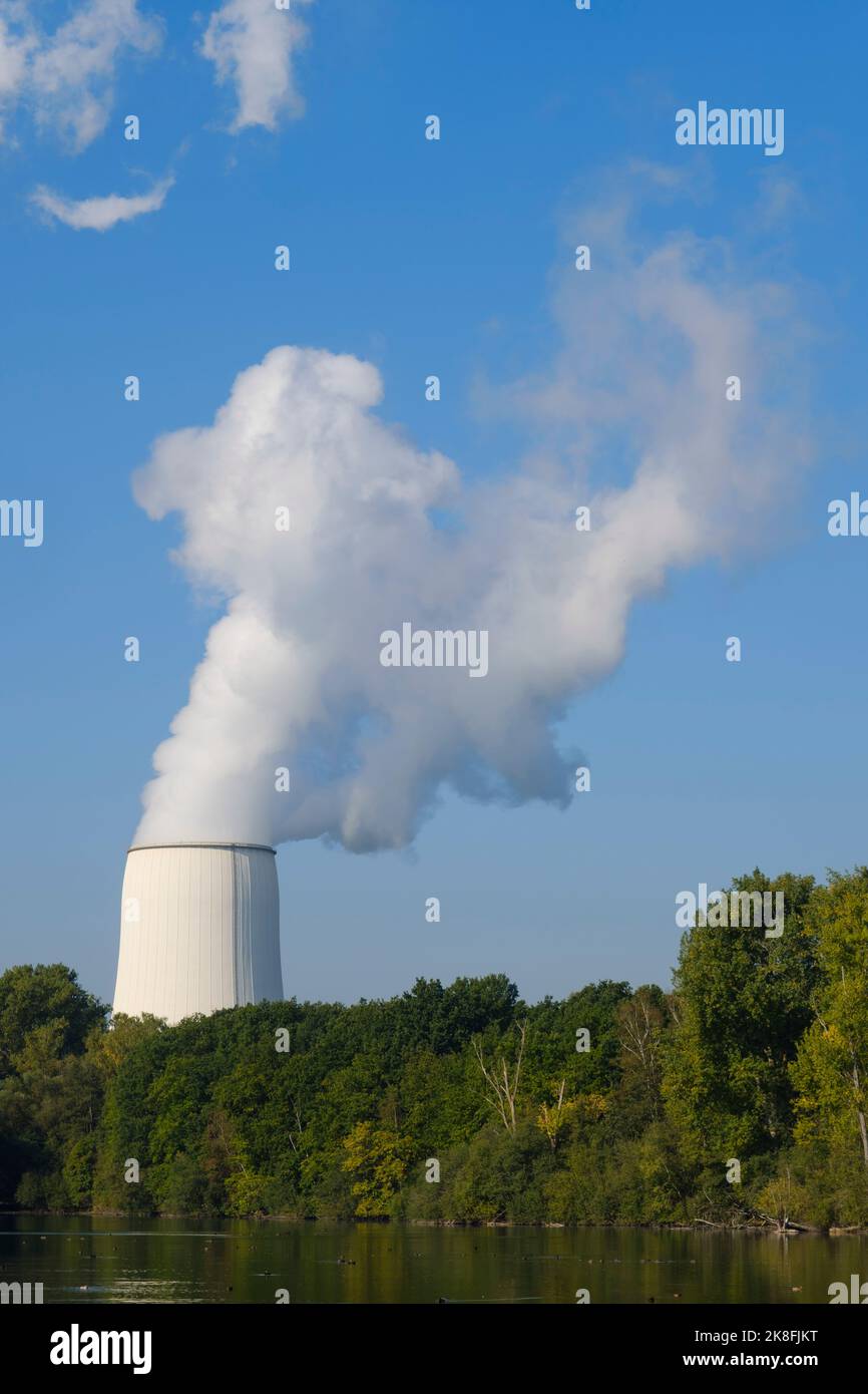Deutschland, Nordrhein-Westfalen, Bergkamen, Datteln-Hamm-Kanal mit Rauch, der aus dem Kühlturm des Kohlekraftwerks im Hintergrund steigt Stockfoto