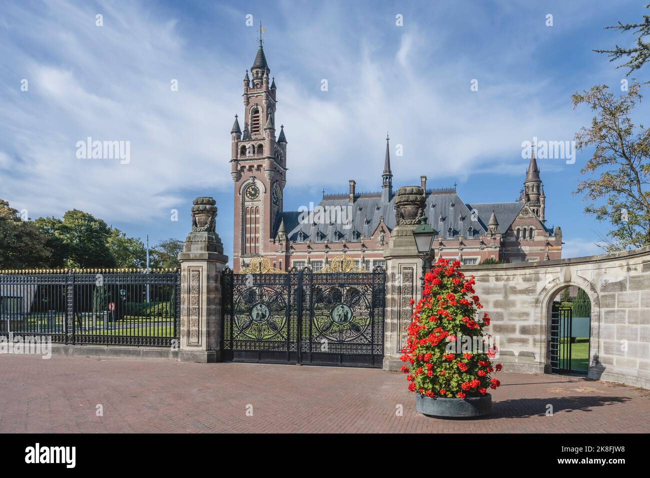 Niederlande, Südholland, Den Haag, Eingangstor des Friedenspalastes Stockfoto