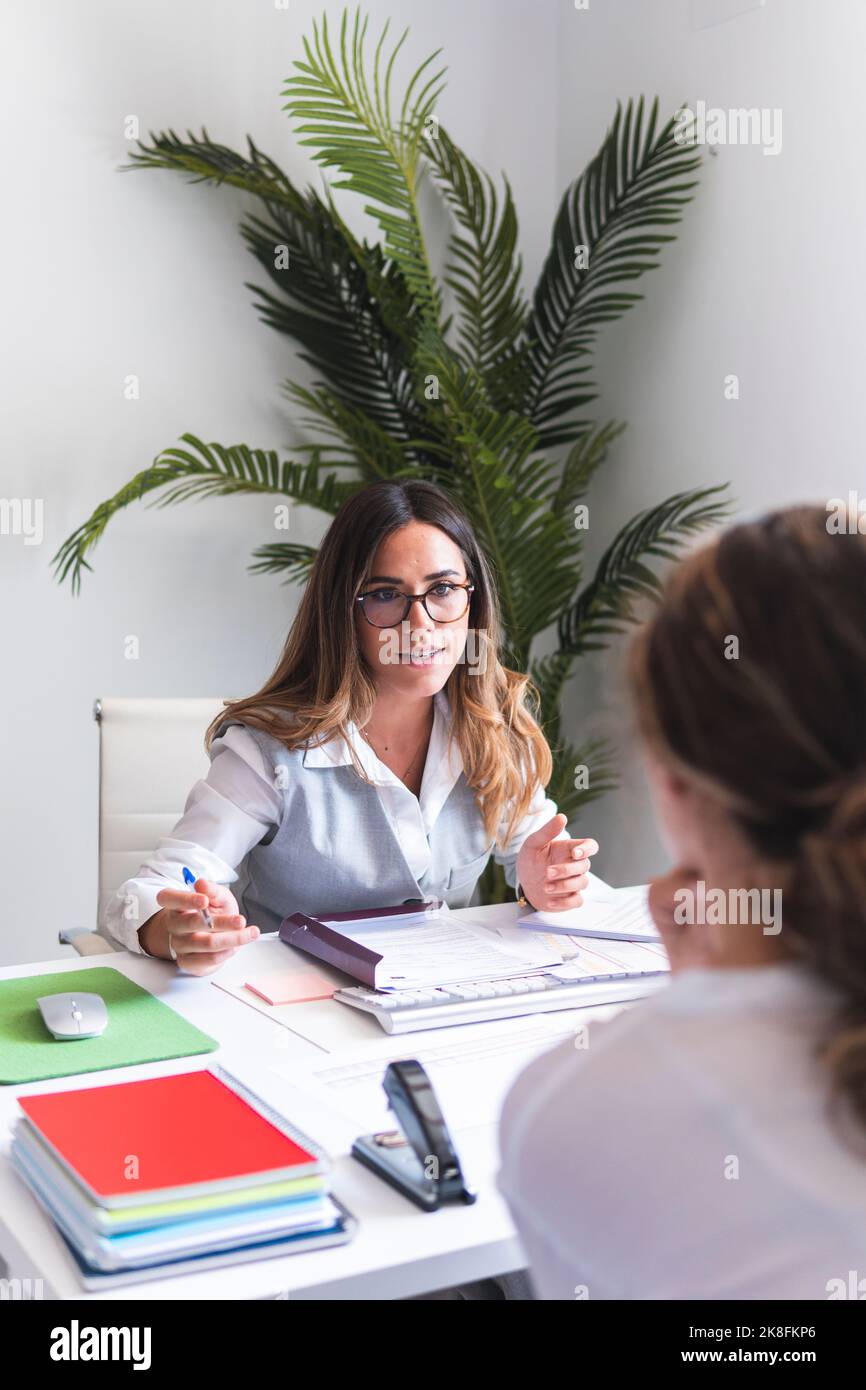 Junger Anwalt im Gespräch mit dem Mandanten im Büro Stockfoto