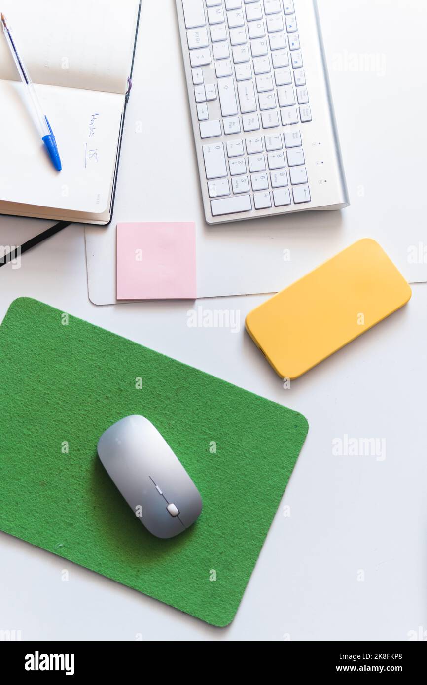 Drahtlose Technologien mit Tagebuch auf dem Schreibtisch im Büro Stockfoto