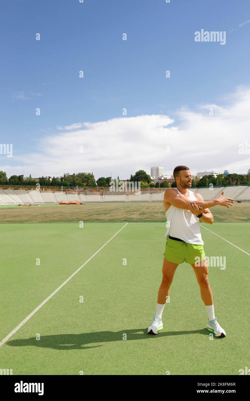 Mann beim Aufwärmen auf der Laufstrecke Stockfoto