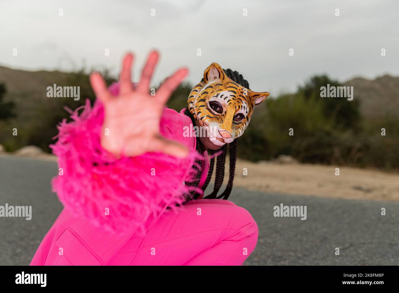 Junge Frau mit Tiger-Maske und Stop-Geste mit der Hand Stockfoto