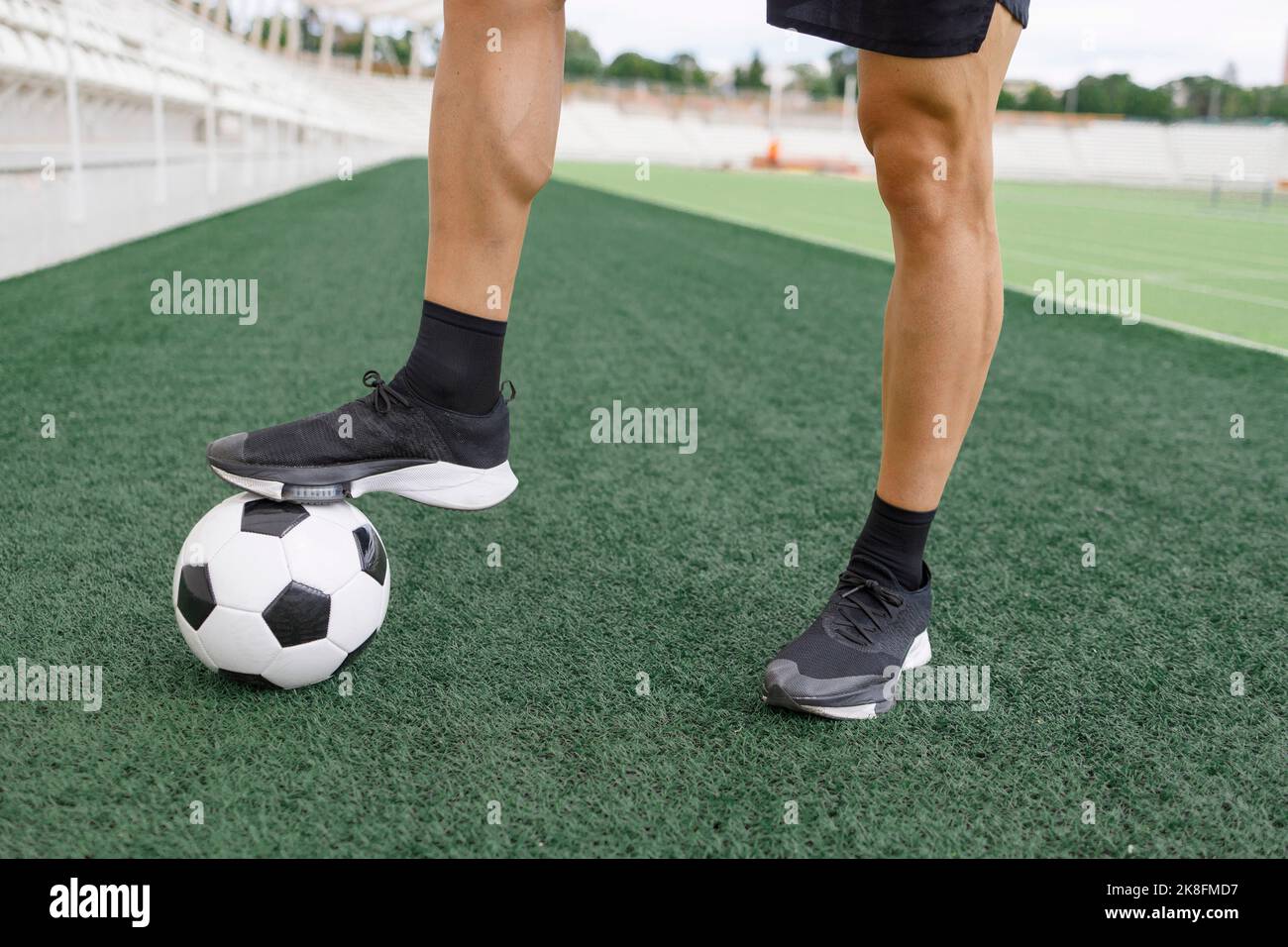 Mann mit Fußball auf dem Feld Stockfoto