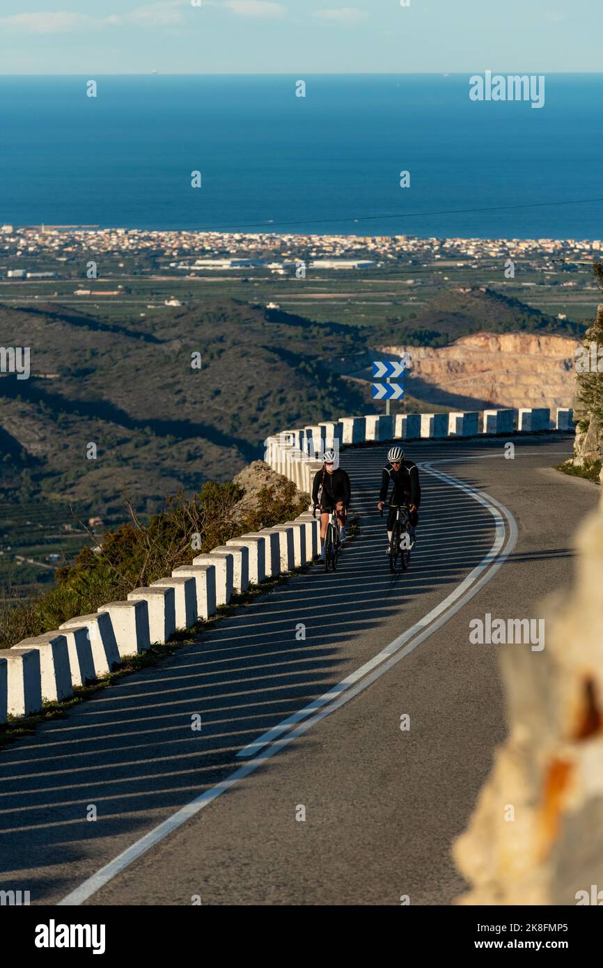 Sportler und Sportlerinnen Radfahren auf dem Bergpass, Alicante, Spanien Stockfoto
