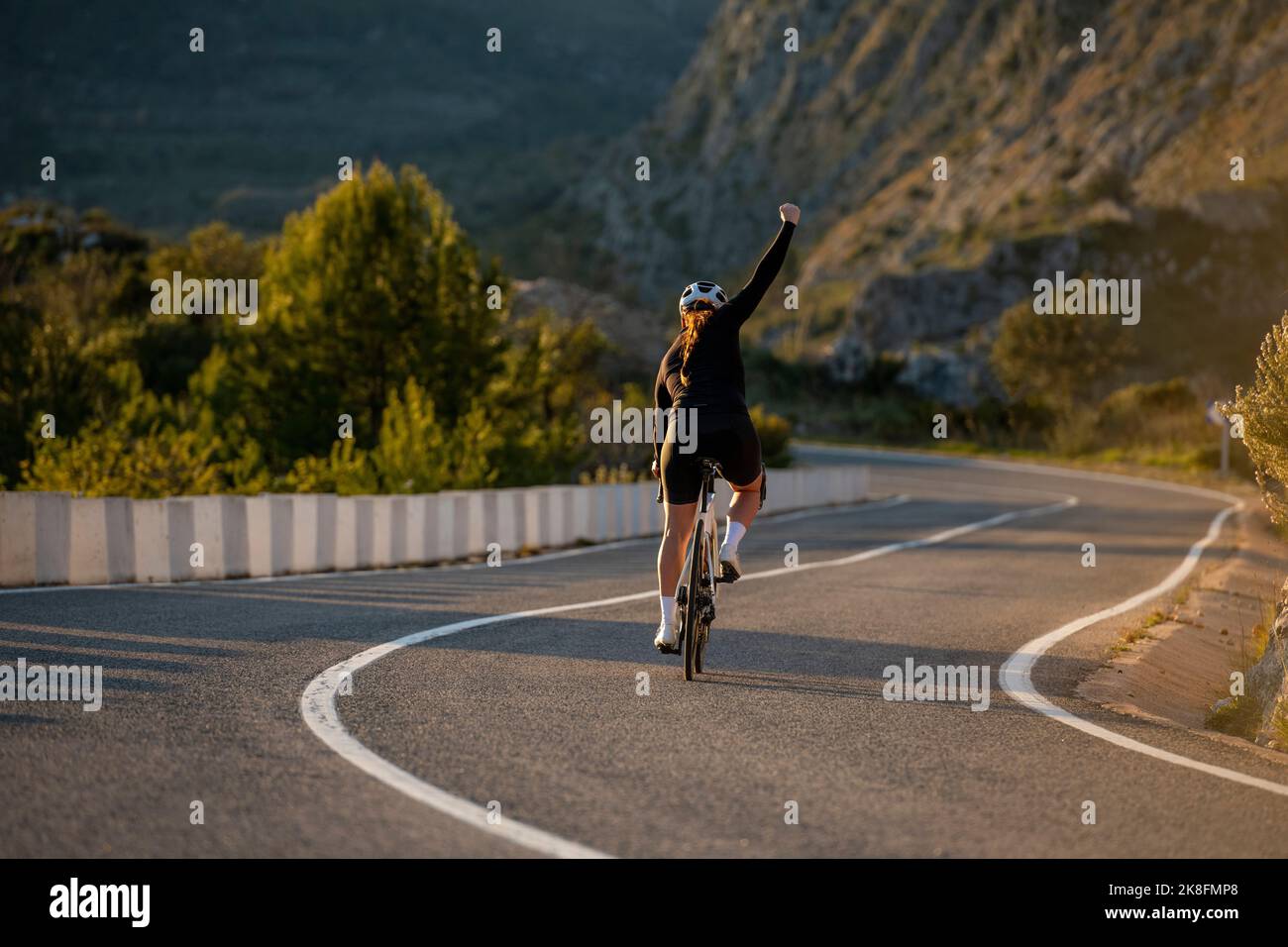 Fröhlicher Radler auf dem Bergpass der Costa Blanca in Alicante, Spanien Stockfoto