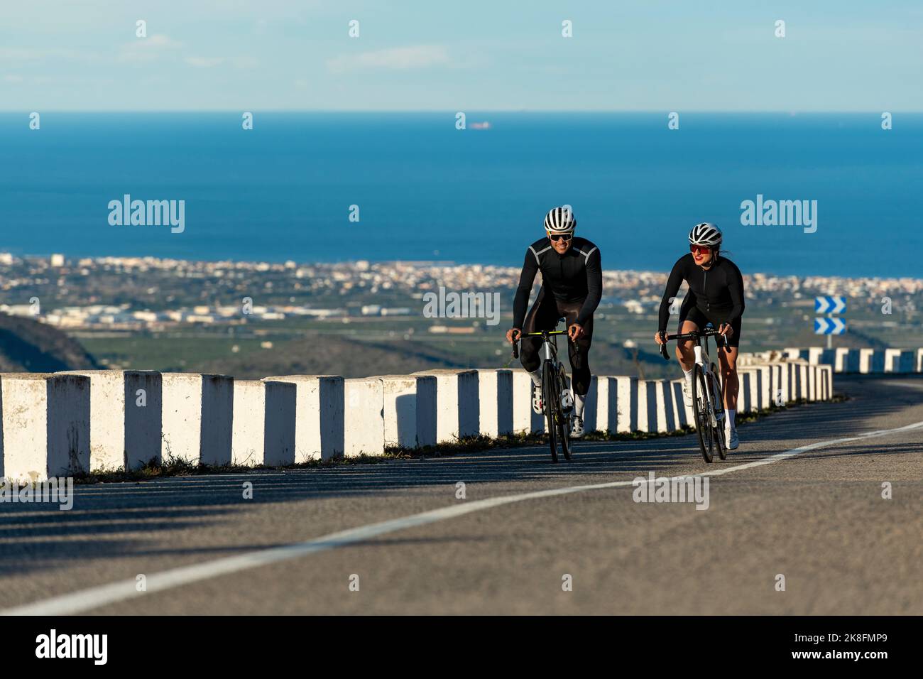 Radfahrer treten am Bergpass der Costa Blanca in Alicante, Spanien, gegeneinander an Stockfoto