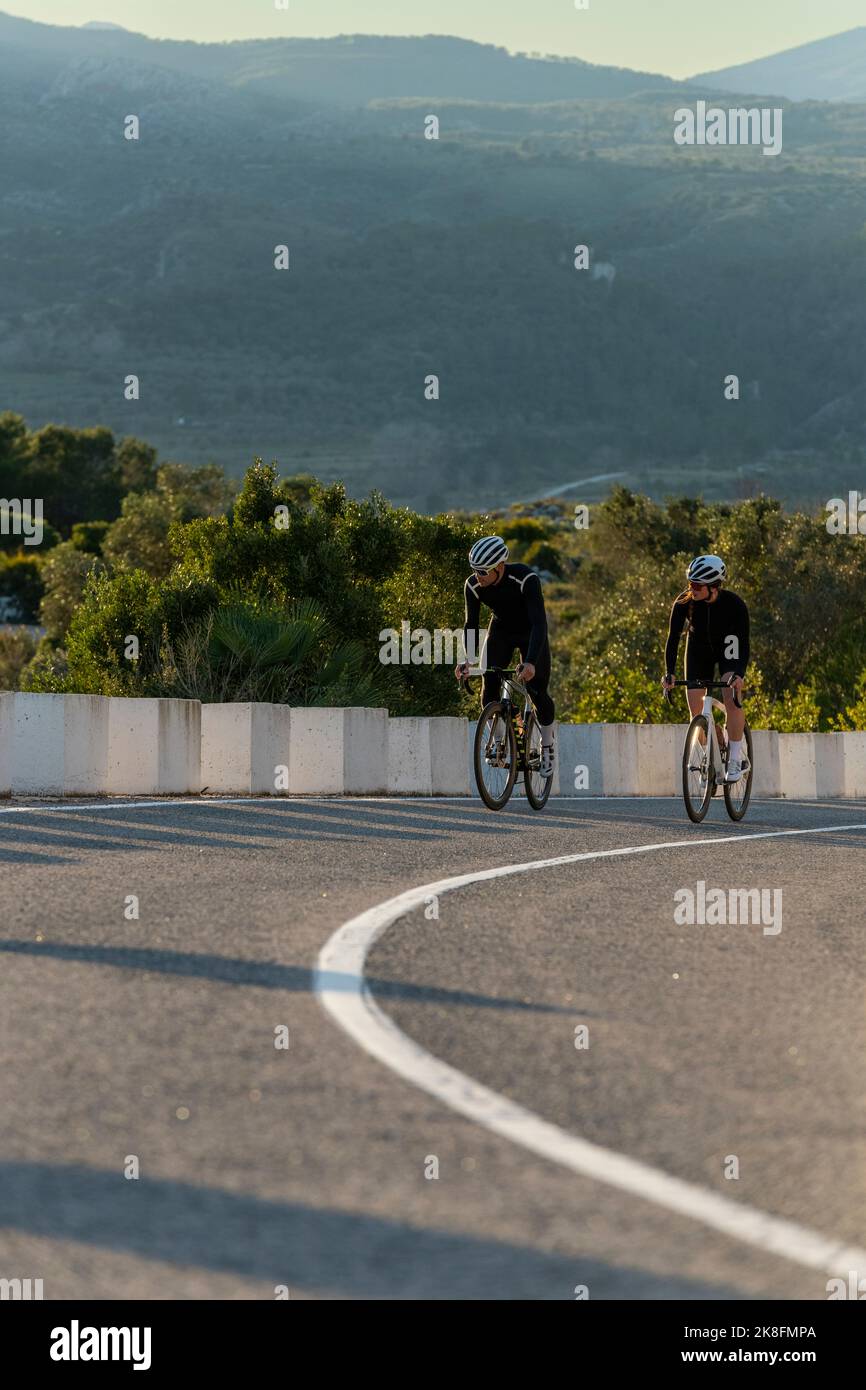 Radfahrer steigen auf den Bergpass der Costa Blanca in Alicante, Spanien Stockfoto
