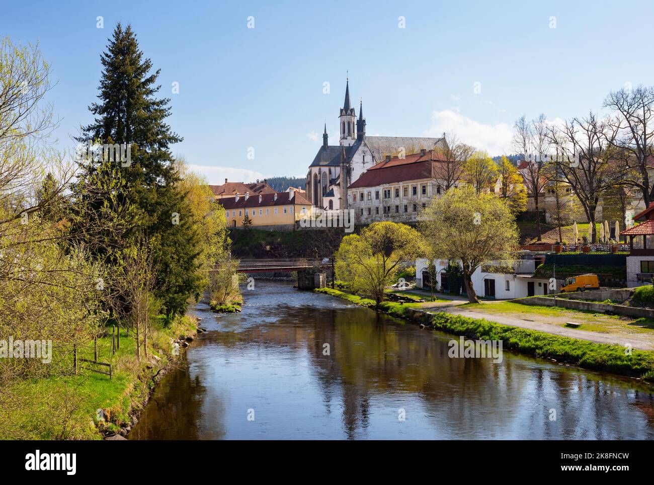 Tschechische Republik, Südböhmische Region, Vyssi Brod, Moldau-Kanal mit Abtei Hohenfurth im Hintergrund Stockfoto