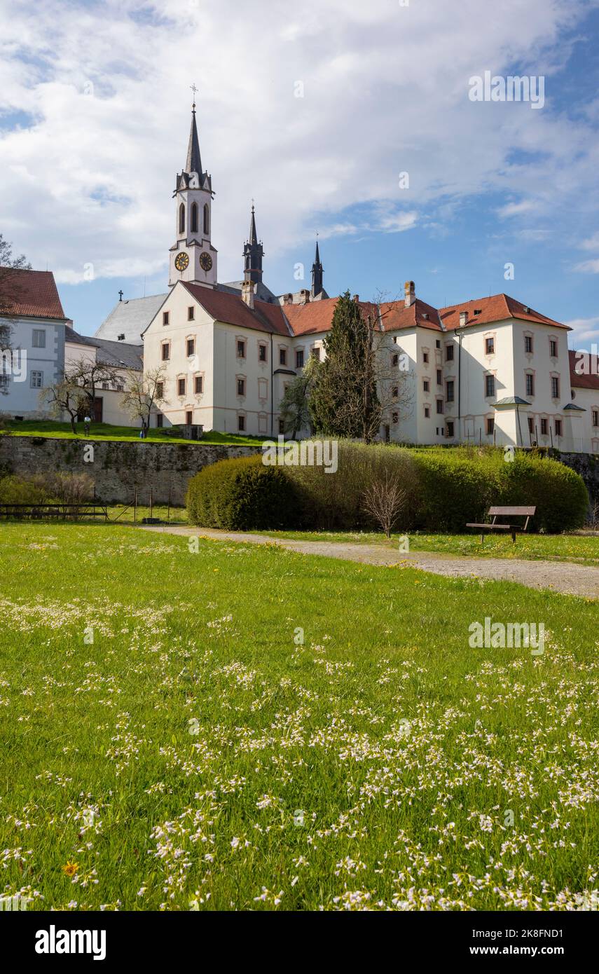 Tschechische Republik, Südböhmische Region, Vyssi Brod, Öffentlicher Park im Frühjahr mit der Abtei Hohenfurth im Hintergrund Stockfoto