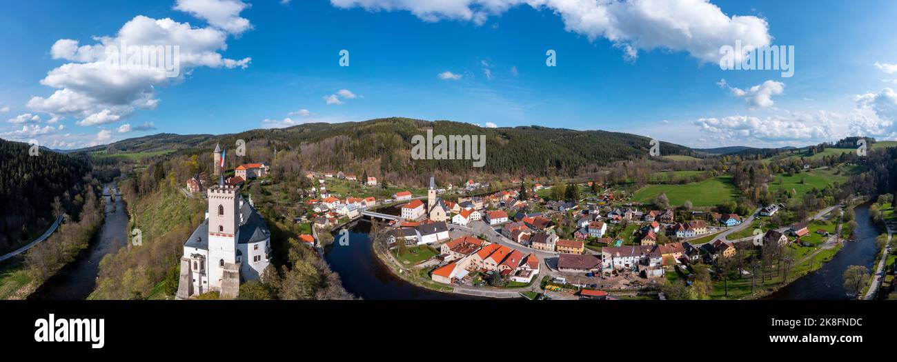 Tschechien, Südböhmische Region, Rozmberk nad Vltavou, Drohnenpanorama der Burg Rozmberk und der umliegenden Stadt im Herbst Stockfoto