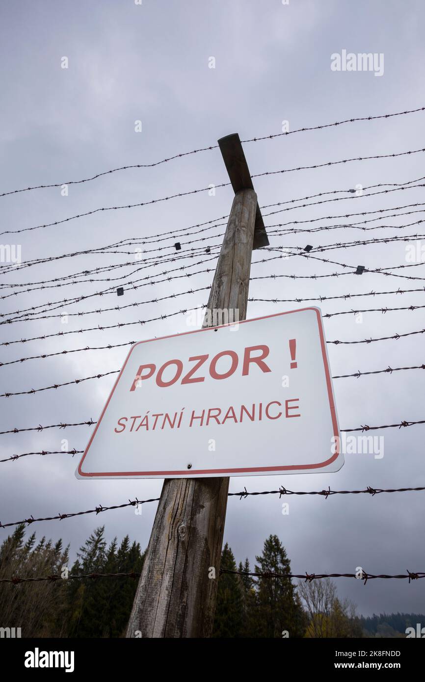 Österreich, Oberösterreich, Warnschild am Stacheldrahtzaun des Iron Curtain Memorial Stockfoto