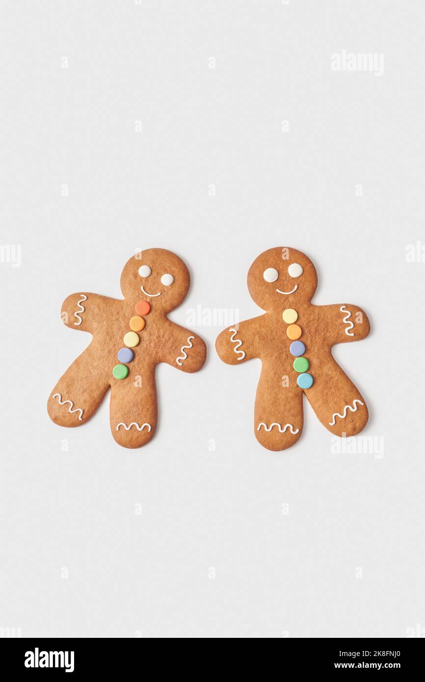 Paar Lebkuchen Mann Cookies vor weißem Hintergrund Stockfoto