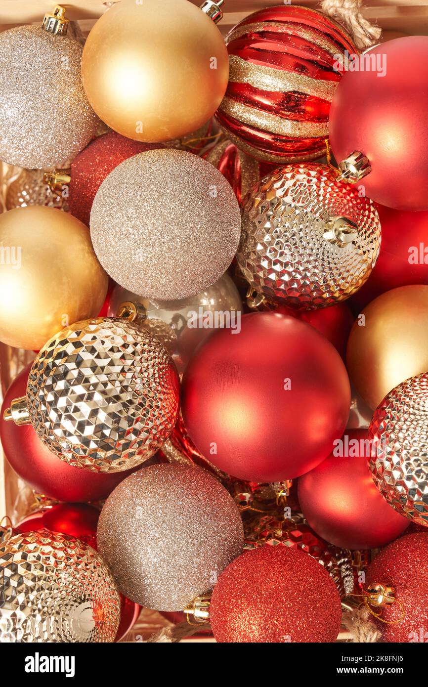 Rote und goldene weihnachtskugeln mit strukturierter Oberfläche Stockfoto