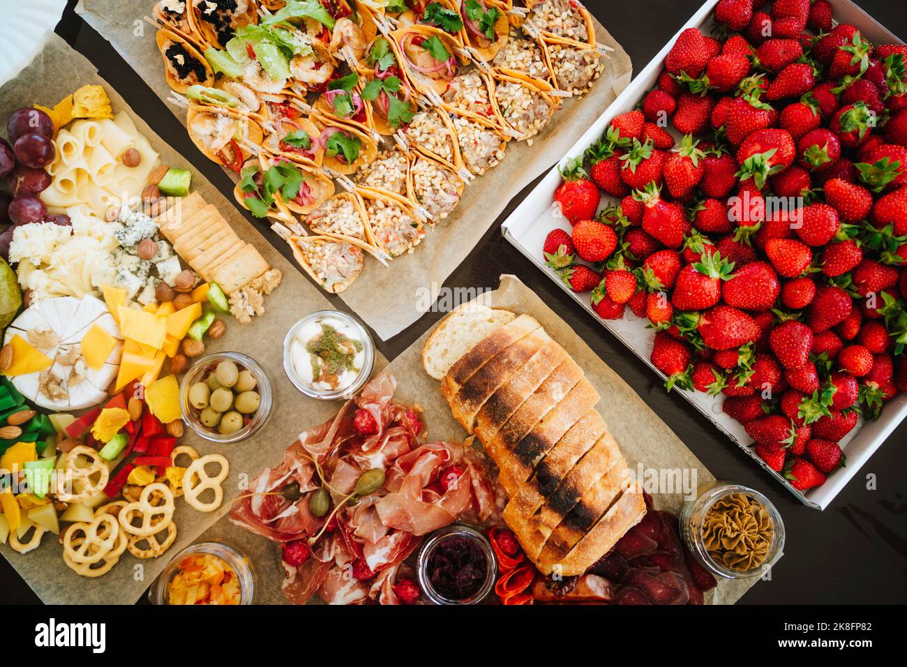 Frische Erdbeeren mit einer Platte mit Snacks Stockfoto