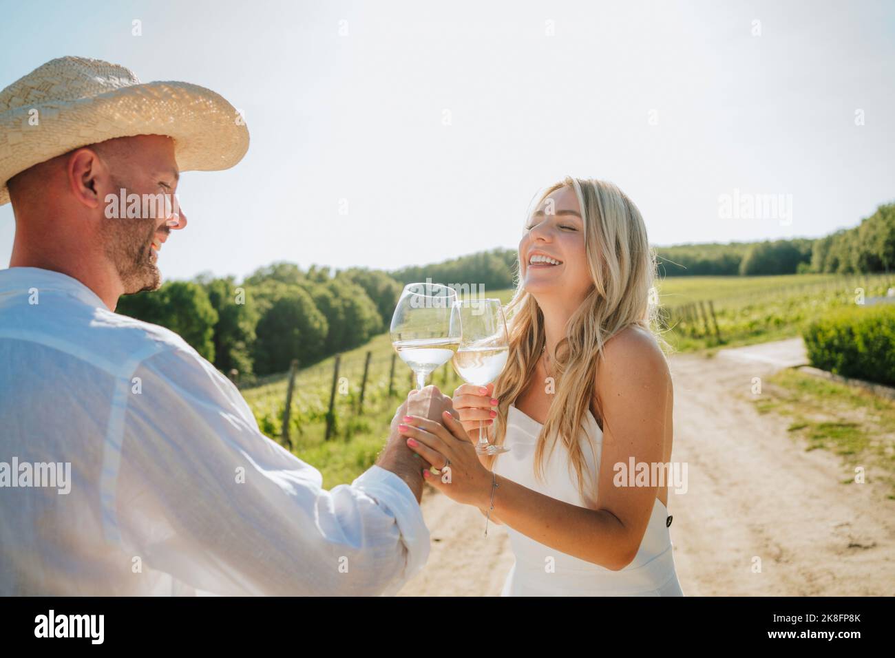 Glückliches Paar, das Spaß mit Weinglas im Weingut hat Stockfoto