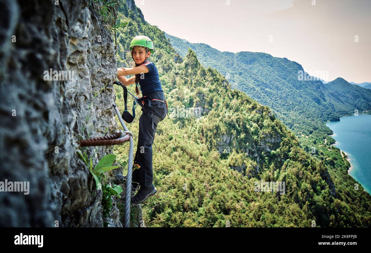 Mädchen trägt Sicherheitsausrüstung Klettern Berg Stockfoto