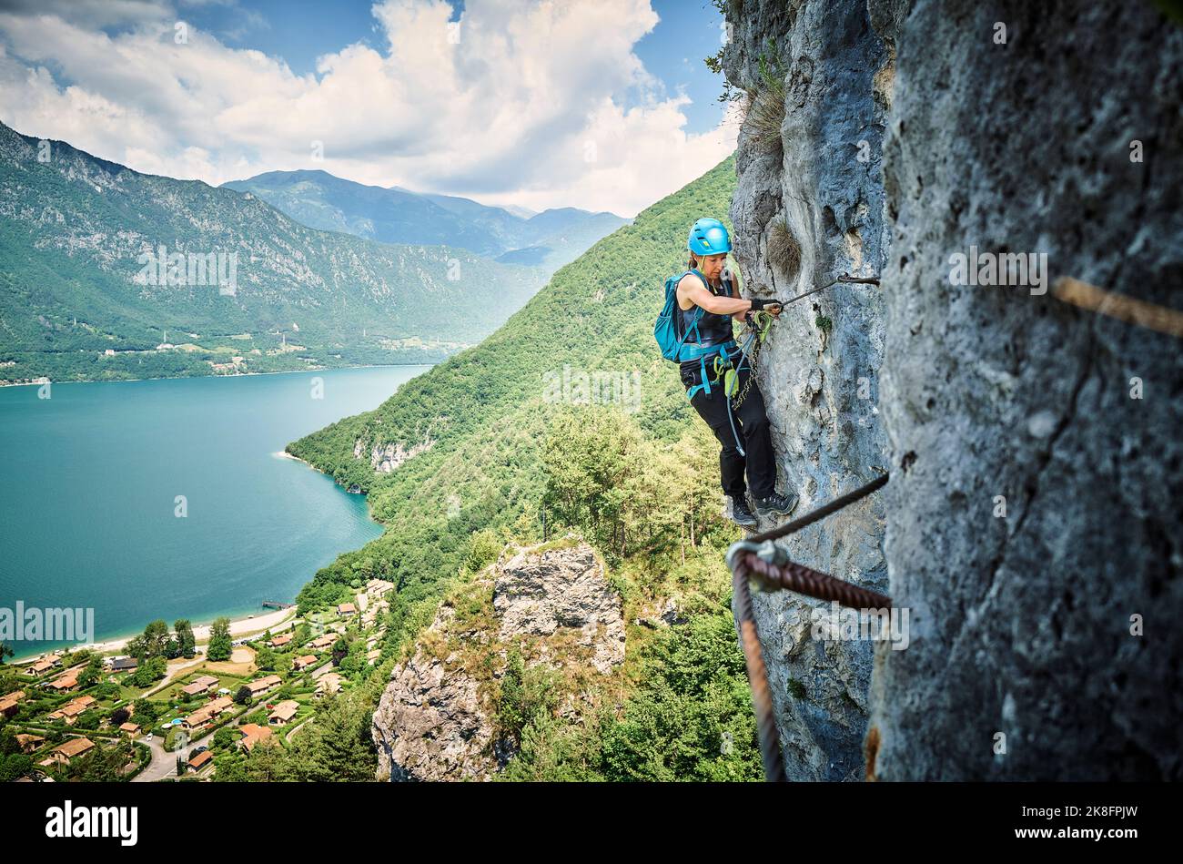 Frau trägt Sicherheitsausrüstung beim Bergsteigen Stockfoto