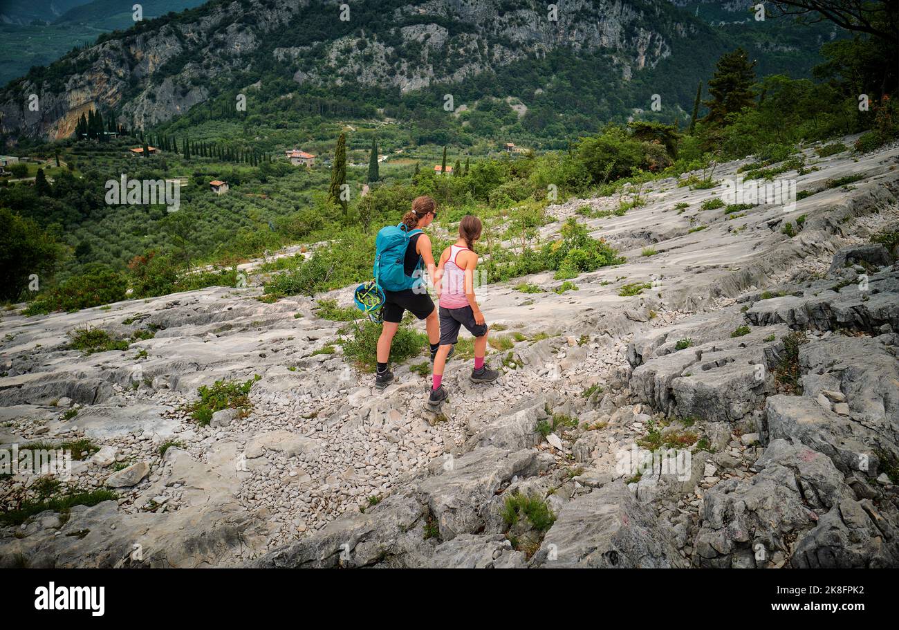 Reife Frau, die mit Tochter auf dem Berg läuft Stockfoto