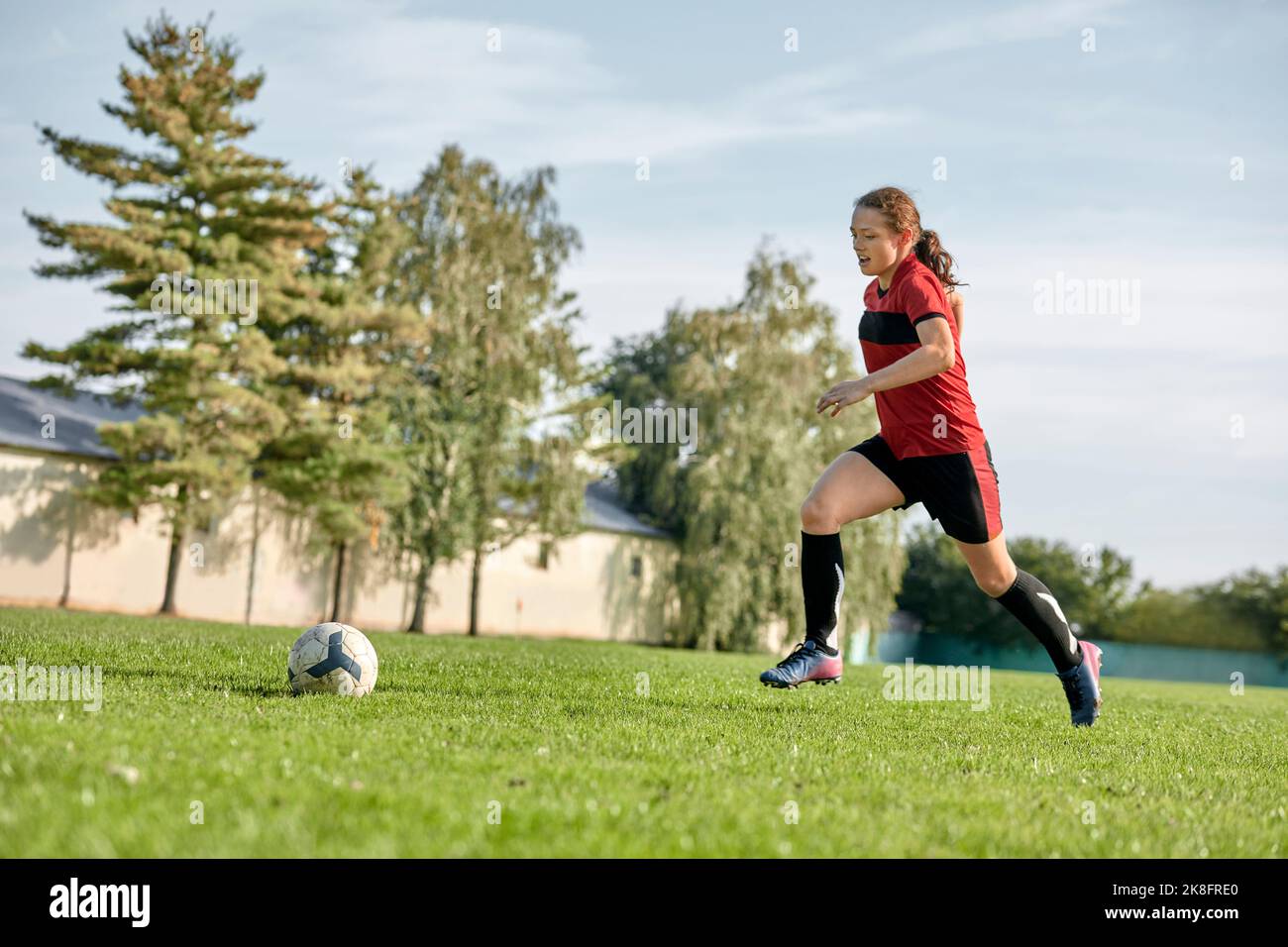 Mädchen üben Fußball auf dem Sportplatz Stockfoto