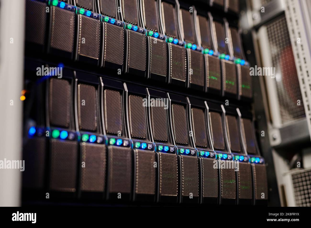 Computer-Festplatten im modernen Serverraum Stockfoto