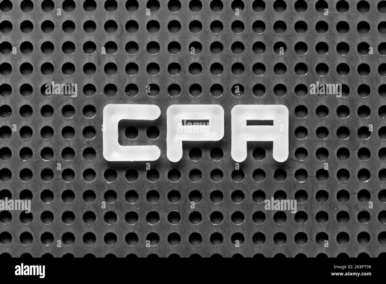 Weißer Buchstabe im Wort CPA (Abkürzung für Cost per Click oder Certified Public Accountant) auf schwarzem Hintergrund Stockfoto