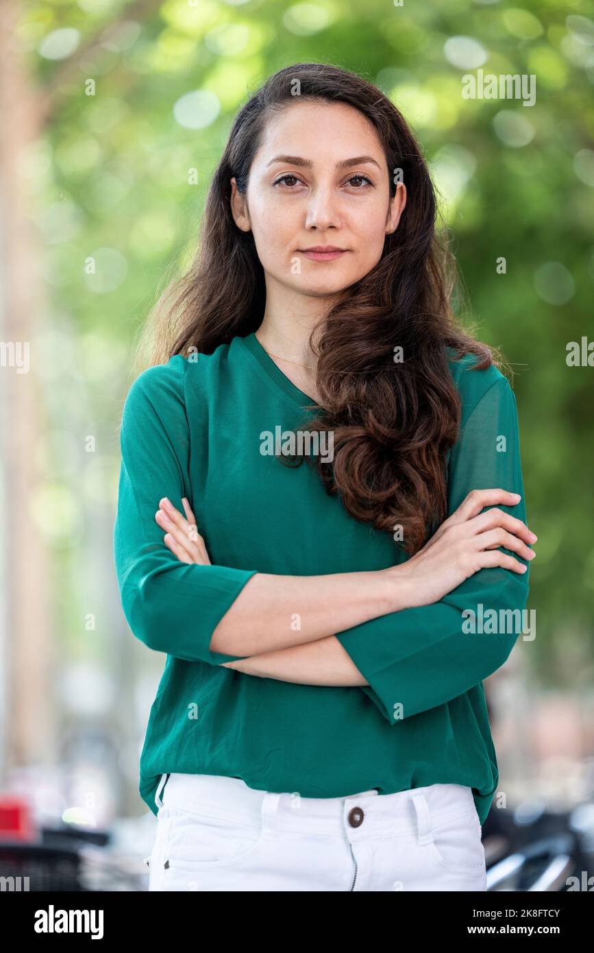 Zuversichtlich Geschäftsfrau mit verschränkten Armen Stockfoto