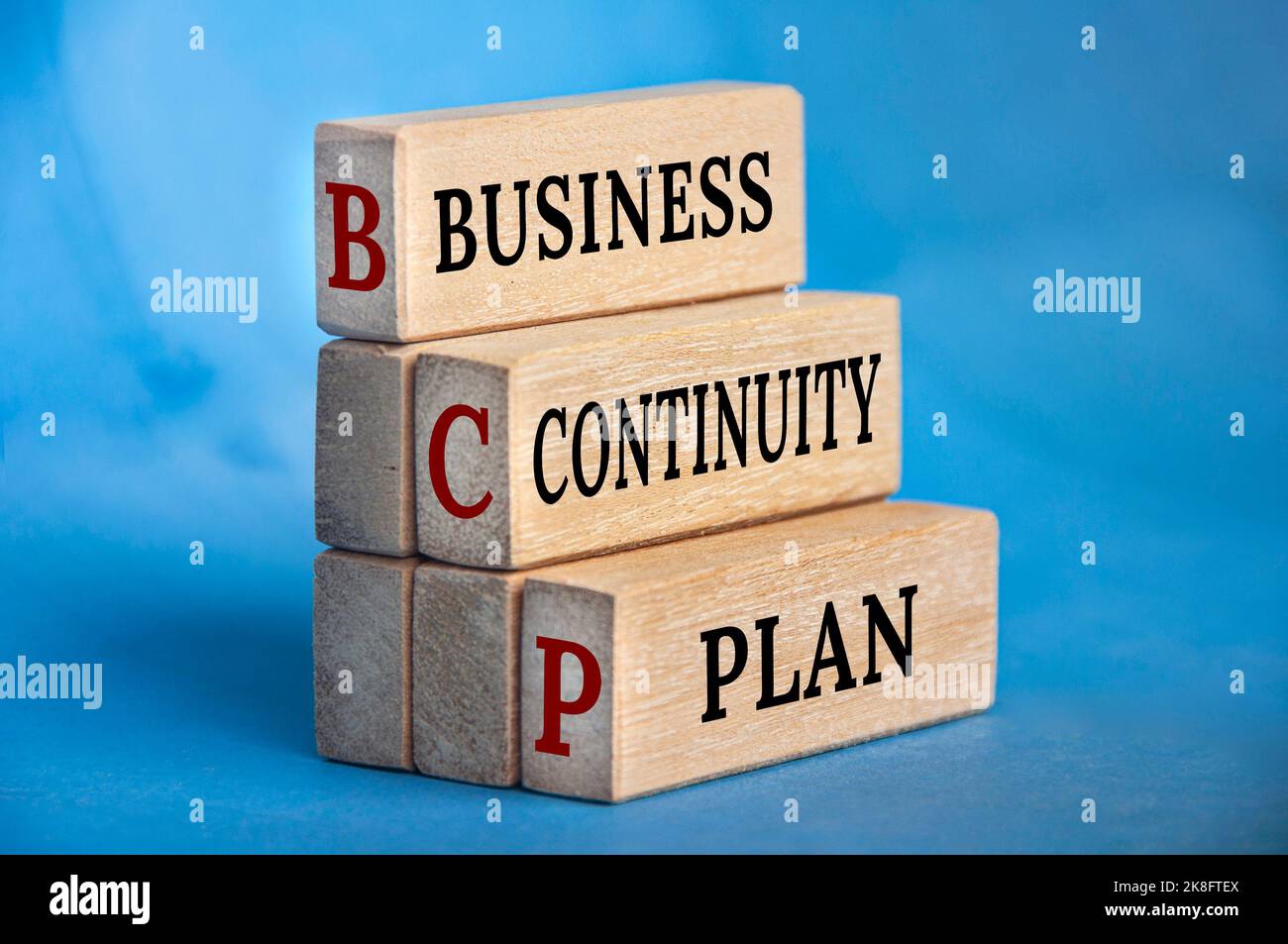 Text des Business-Continuity-Plans auf Holzblöcken mit blauem Hintergrund. Business Recovery-Konzept. Stockfoto