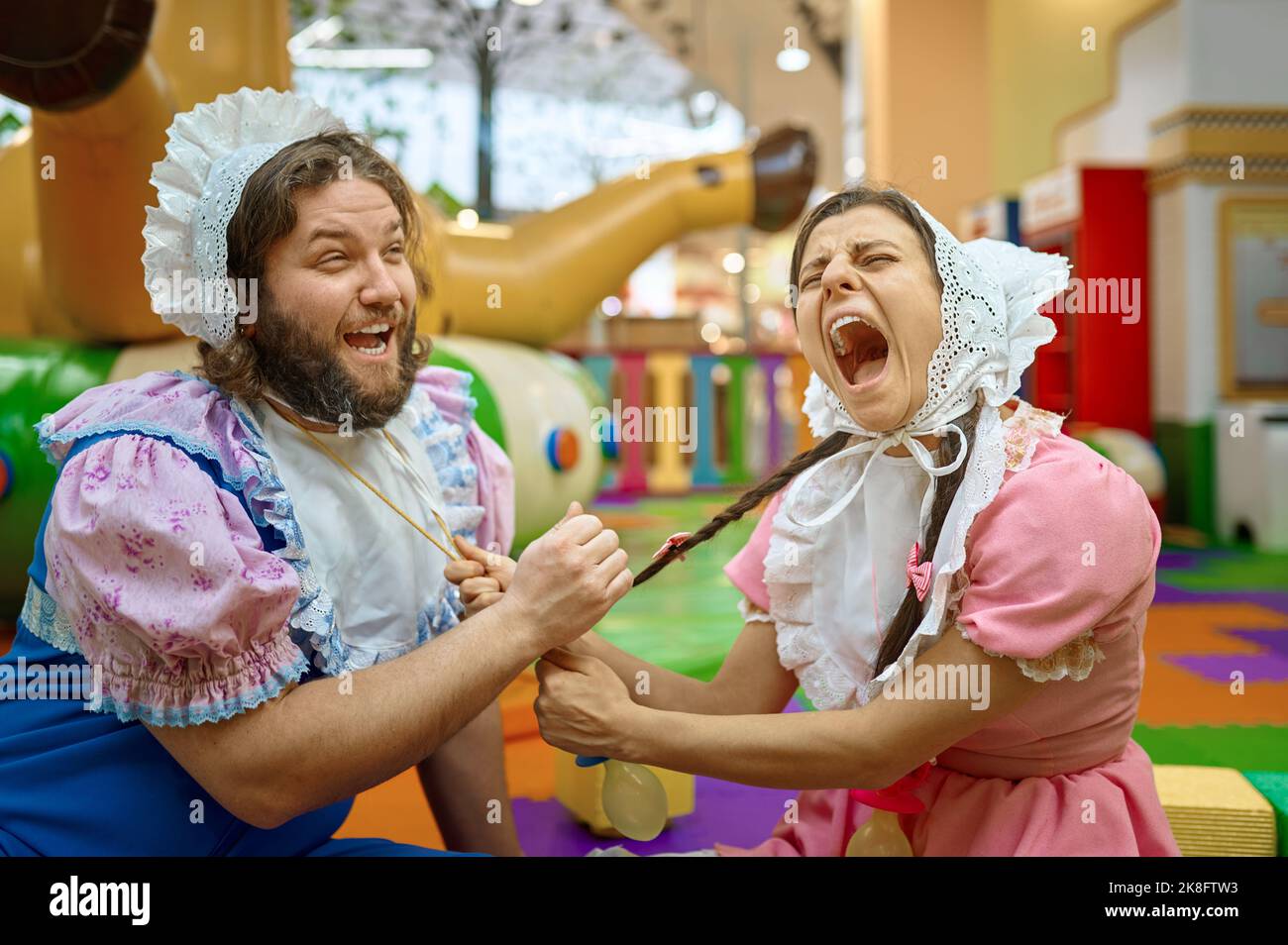Weinender schreiender Mann Frau Babys kämpfen Stockfoto