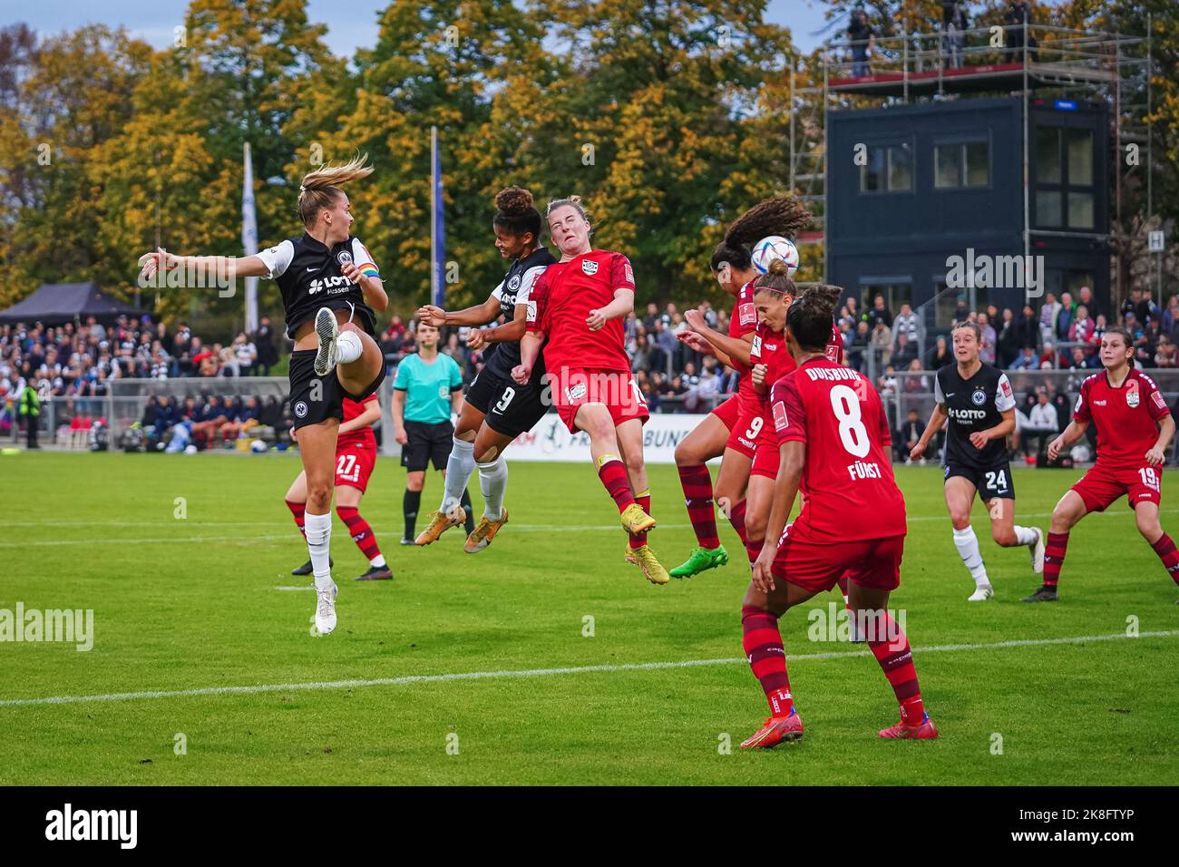 Frankfurt, Deutschland. 23. Oktober 2022. Frankfurt, Deutschland, Oktober 23. 2022: Spielaktion während des FLYERALARM Frauen-Bundesliga-Spiels zwischen Eintracht Frankfurt und MSV Duisburg im Stadion von Brentanobad in Frankfurt am Main. (Norina Toenges/Sports Press Photo/SPP) Quelle: SPP Sport Press Photo. /Alamy Live News Stockfoto