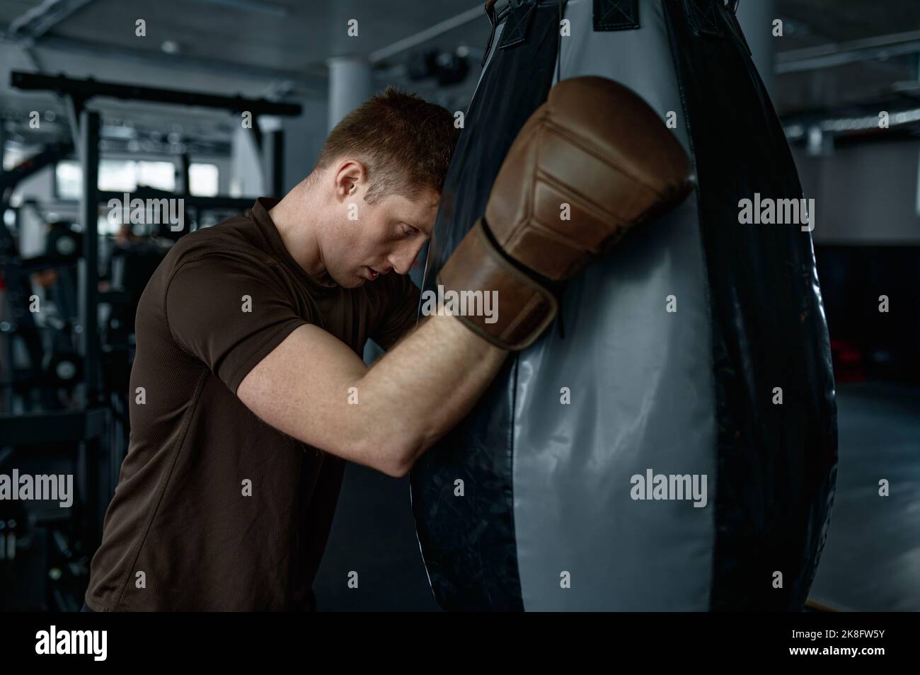 Müde Boxer hält Boxsack Gefühl schwere Müdigkeit Stockfoto