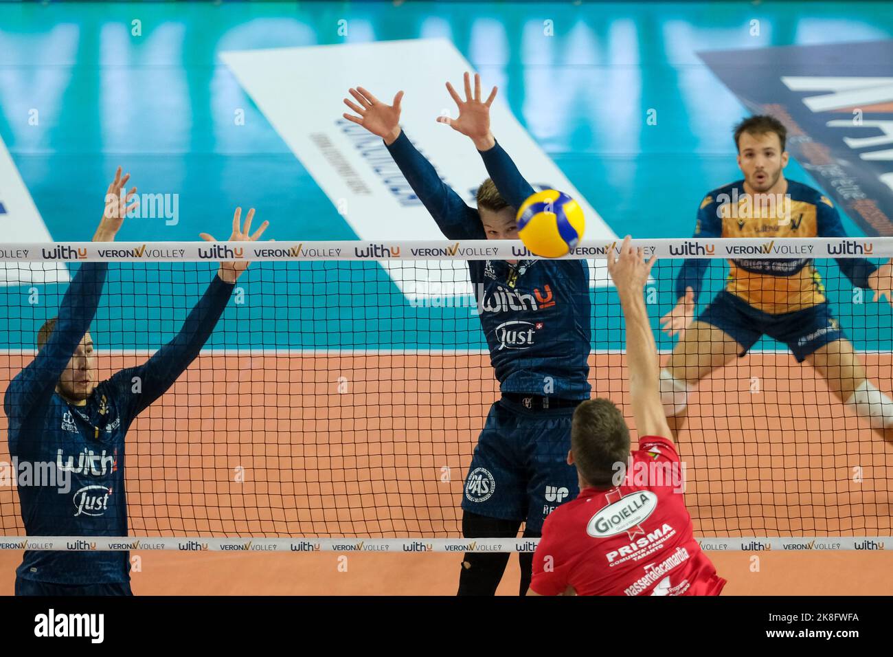 Verona, Italien. 22. Oktober 2022. Galerie des Spiels zwischen WithU Verona und Gioiella Prisma Taranto gültig für einen vierten Tag der SuperLega italienischen Volleyball-Meisterschaft am 22. Oktober 2022 in Pala AGSM-AIM in Verona, Italien Credit: Roberto Tommasini/Alamy Live News Stockfoto