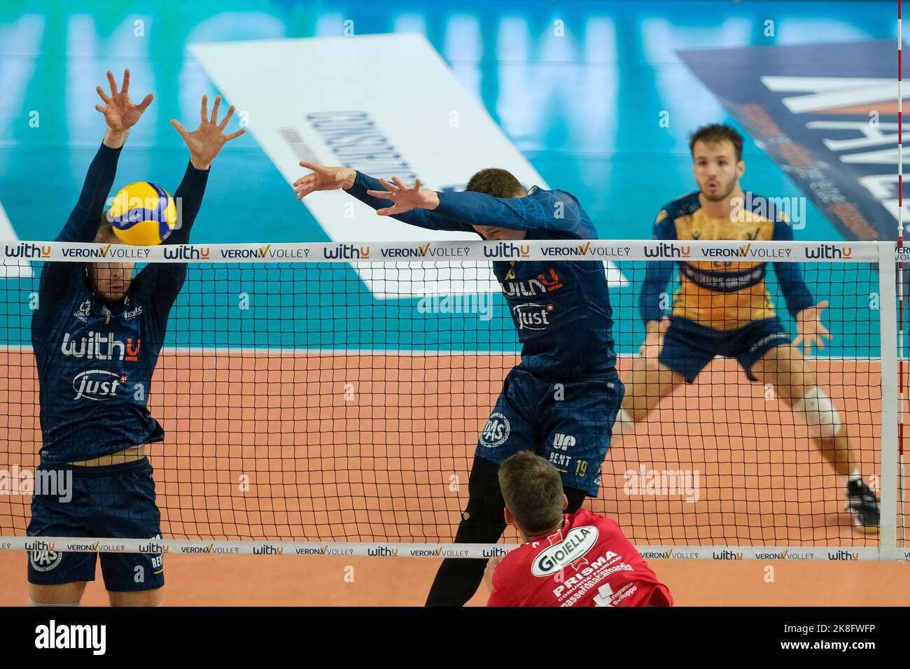 Verona, Italien. 22. Oktober 2022. Galerie des Spiels zwischen WithU Verona und Gioiella Prisma Taranto gültig für einen vierten Tag der SuperLega italienischen Volleyball-Meisterschaft am 22. Oktober 2022 in Pala AGSM-AIM in Verona, Italien Credit: Roberto Tommasini/Alamy Live News Stockfoto