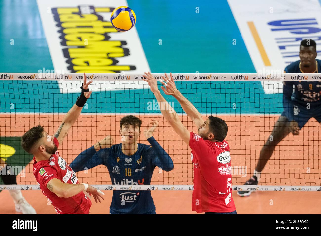 Verona, Italien. 22. Oktober 2022. Galerie des Spiels zwischen WithU Verona und Gioiella Prisma Taranto gültig für einen vierten Tag der SuperLega italienischen Volleyball-Meisterschaft am 22. Oktober 2022 in Pala AGSM-AIM in Verona, Italien Credit: Roberto Tommasini/Alamy Live News Stockfoto