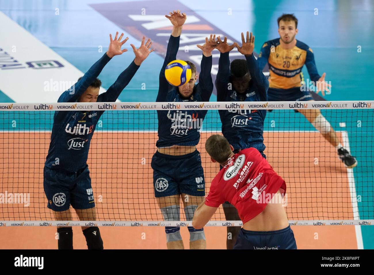 Verona, Italien. 22. Oktober 2022. Galerie des Spiels zwischen WithU Verona und Gioiella Prisma Taranto gültig für einen vierten Tag der SuperLega italienischen Volleyball-Meisterschaft am 22. Oktober 2022 in Pala AGSM-AIM in Verona, Italien Credit: Roberto Tommasini/Alamy Live News Stockfoto