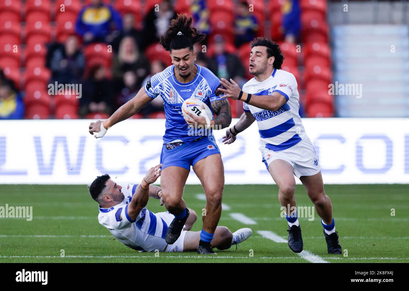 Tim Lafai (Mitte) von Samoa während des Rugby League World Cup-Spiels der Gruppe A im Eco-Power Stadium, Doncaster. Bilddatum: Sonntag, 23. Oktober 2022. Stockfoto
