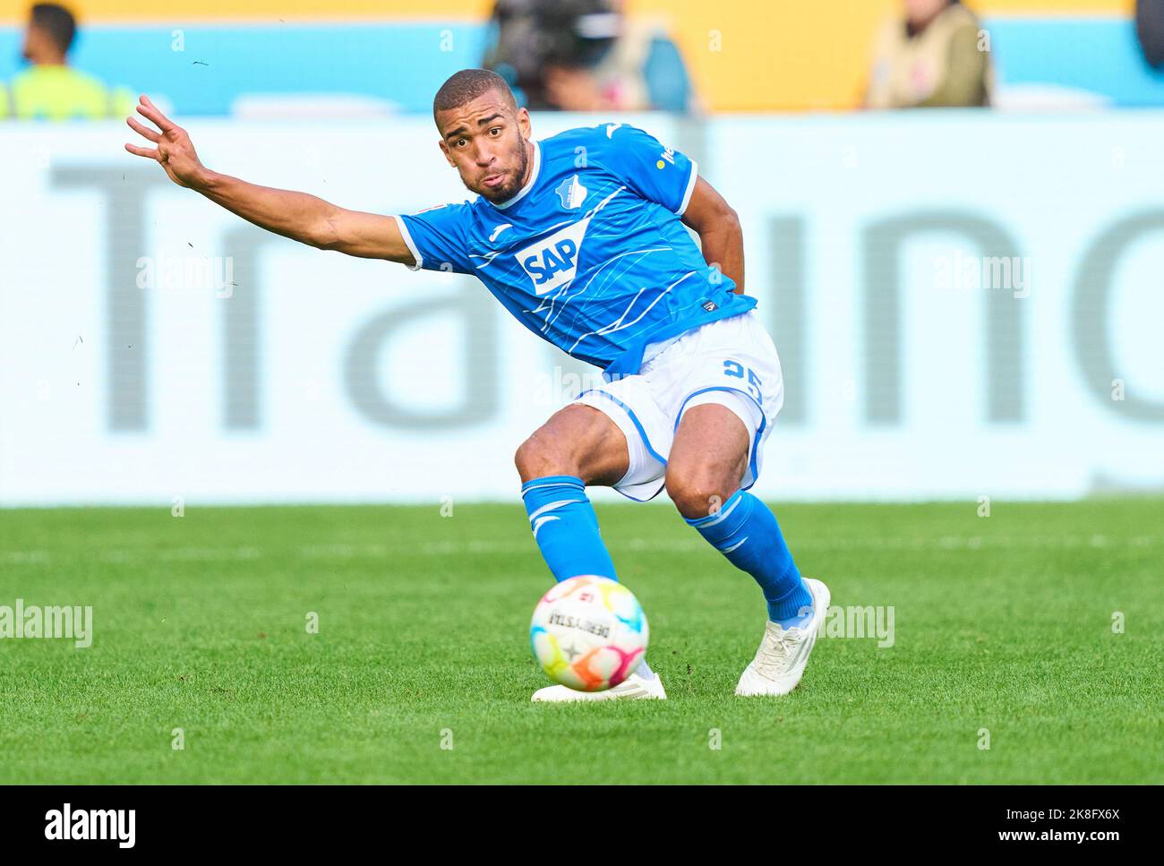 München, Deutschland. 22. Oktober 2022. Kevin AKPOGUMA, Hoff 25 im Spiel TSG 1899 HOFFENHEIM - BAYERN MÜNCHEN 0-2 1.Deutsche Fußballliga am 22. Oktober 2022 in Hoffenheim, Deutschland. Saison 2022/2023, Spieltag 11, 1.Bundesliga, FCB, München, 11.Spieltag, München © Peter Schatz / Alamy Live News - die DFL-VORSCHRIFTEN VERBIETEN DIE VERWENDUNG VON FOTOGRAFIEN als BILDSEQUENZEN und/oder QUASI-VIDEO - Quelle: Peter Schatz/Alamy Live News Stockfoto