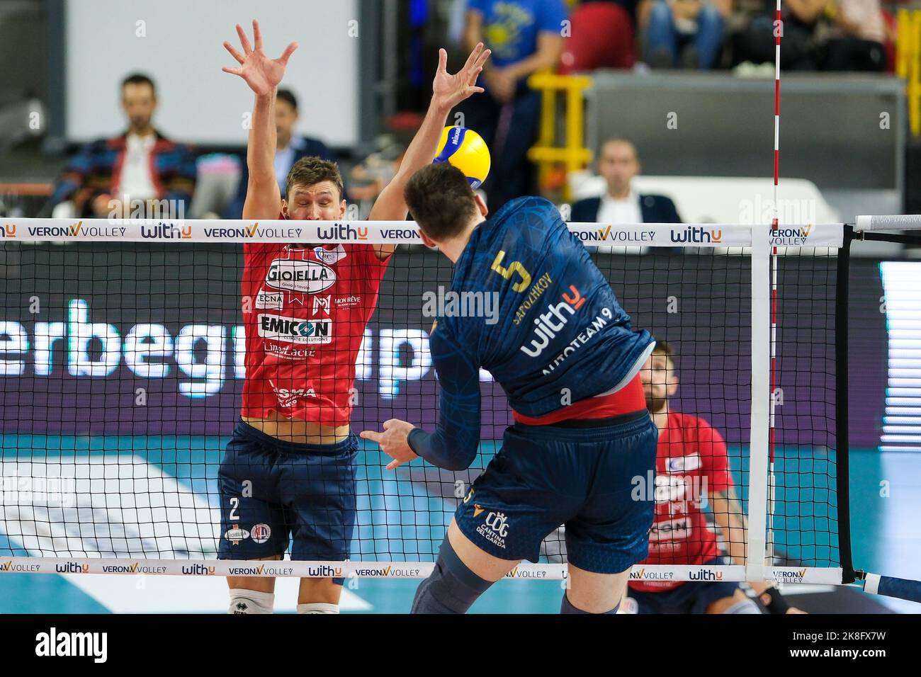 Verona, Italien. 22. Oktober 2022. Galerie des Spiels zwischen WithU Verona und Gioiella Prisma Taranto gültig für einen vierten Tag der SuperLega italienischen Volleyball-Meisterschaft am 22. Oktober 2022 in Pala AGSM-AIM in Verona, Italien Credit: Roberto Tommasini/Alamy Live News Stockfoto