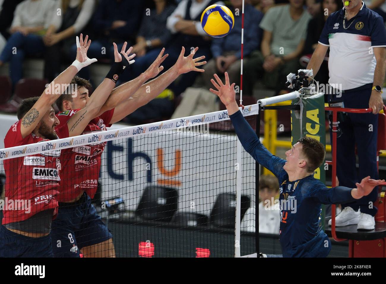 Verona, Italien. 22. Oktober 2022. Galerie des Spiels zwischen WithU Verona und Gioiella Prisma Taranto gültig für einen vierten Tag der SuperLega italienischen Volleyball-Meisterschaft am 22. Oktober 2022 in Pala AGSM-AIM in Verona, Italien Credit: Roberto Tommasini/Alamy Live News Stockfoto