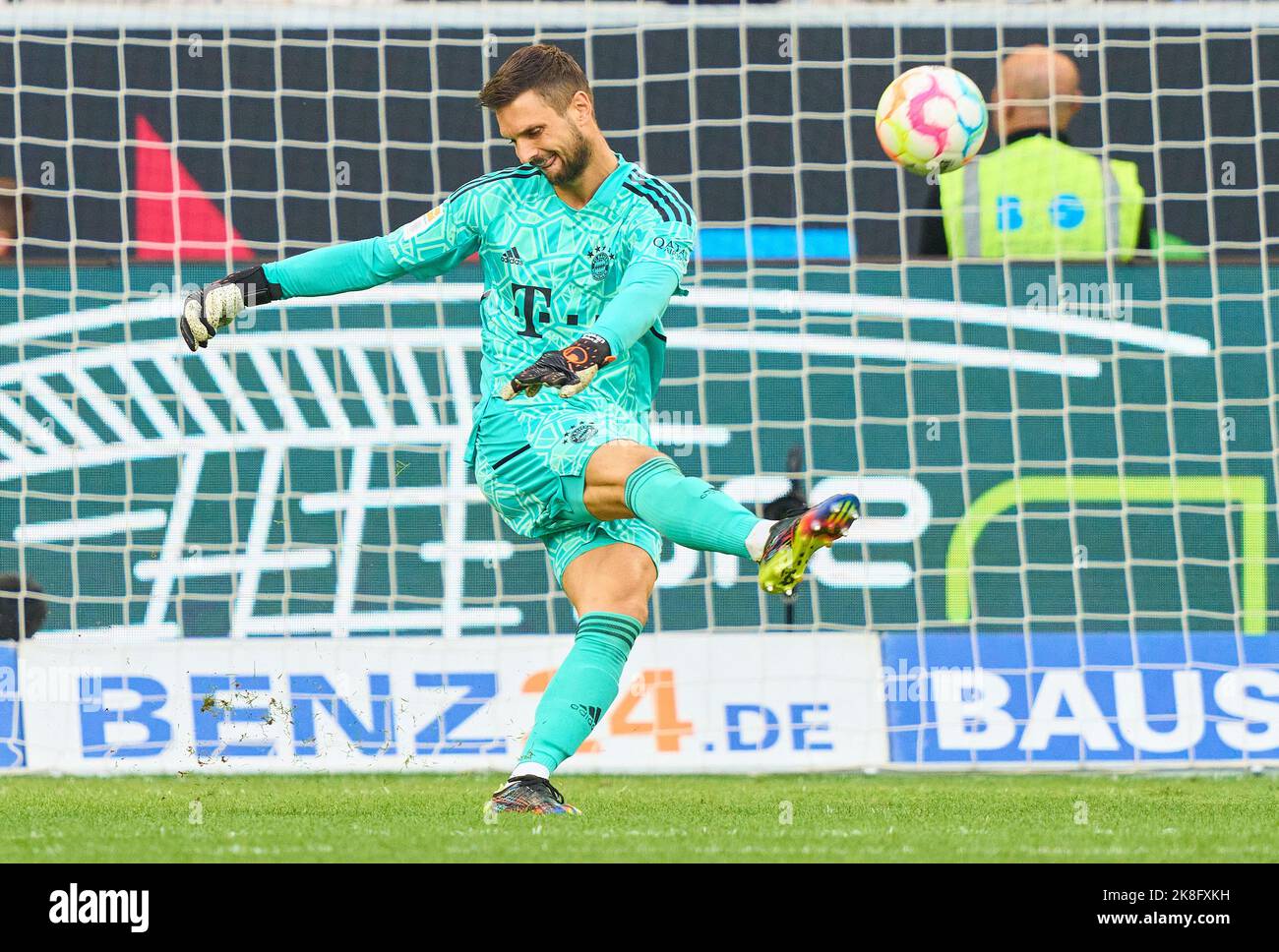 München, Deutschland. 22. Oktober 2022. Sven ULREICH, Torwart des FCB 26, im Spiel TSG 1899 HOFFENHEIM - BAYERN MÜNCHEN 0-2 1.Deutsche Fußballliga am 22. Oktober 2022 in Hoffenheim, Deutschland. Saison 2022/2023, Spieltag 11, 1.Bundesliga, FCB, München, 11.Spieltag, München © Peter Schatz / Alamy Live News - die DFL-VORSCHRIFTEN VERBIETEN DIE VERWENDUNG VON FOTOGRAFIEN als BILDSEQUENZEN und/oder QUASI-VIDEO - Quelle: Peter Schatz/Alamy Live News Stockfoto