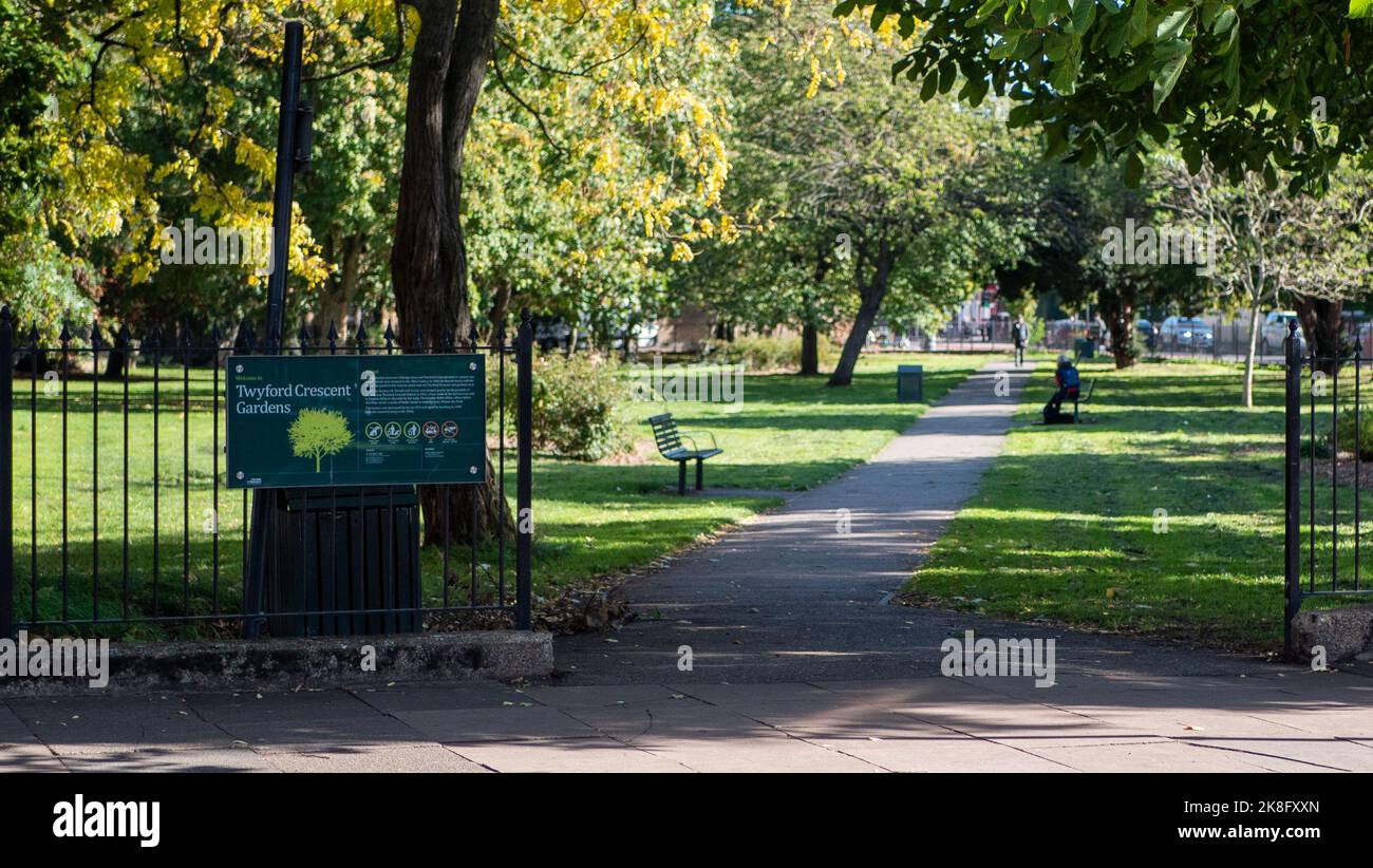 Blick auf den Eingang zu den Twyford Crescent Gardens in Ealing, London. Stockfoto