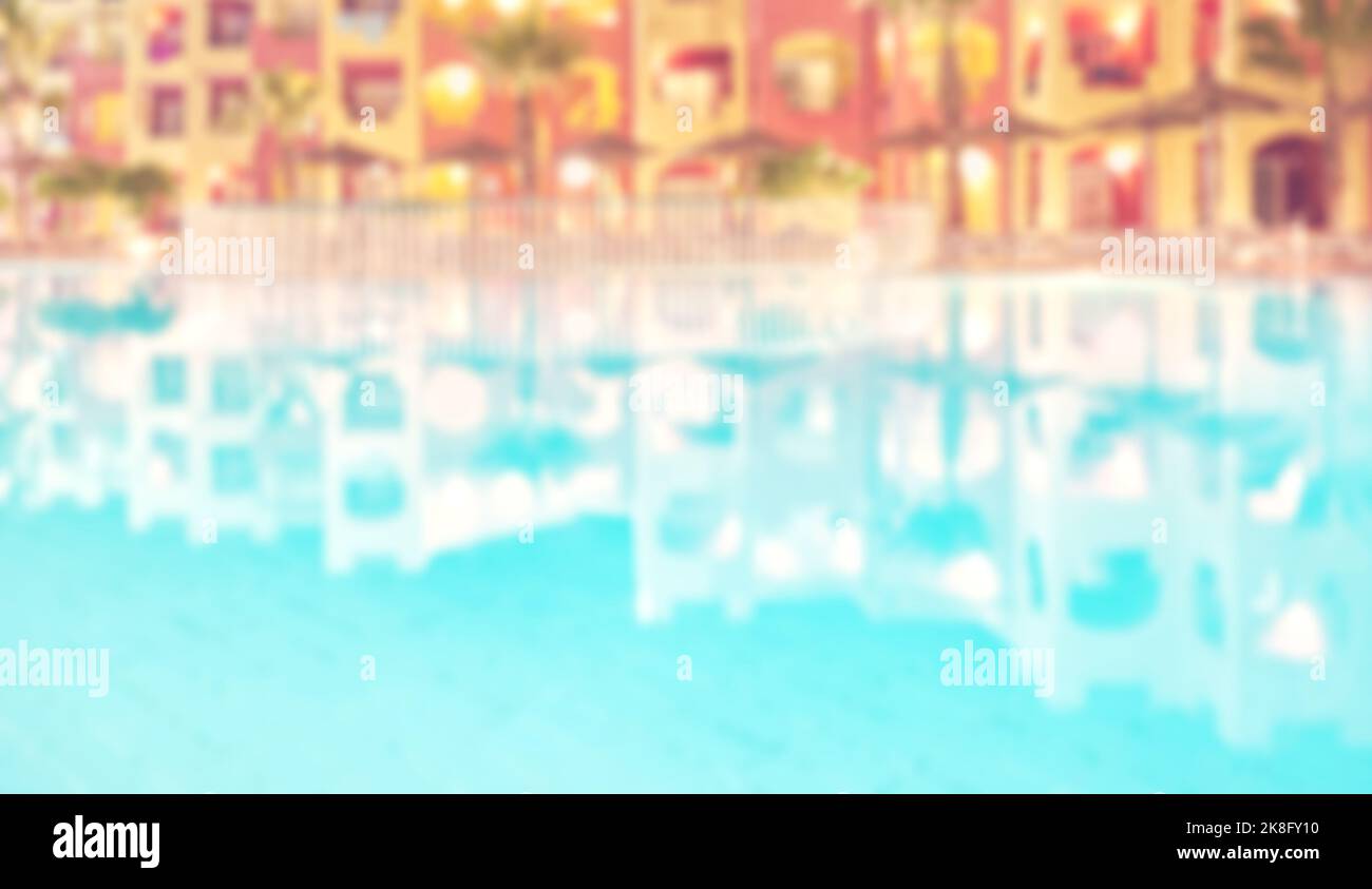 Verschwommenes Bild einer Schwimmbadnacht, abstrakter Hintergrund. Stockfoto