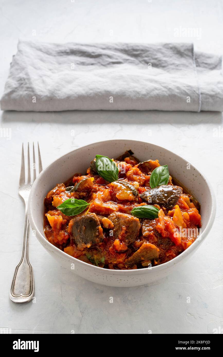 Caponata di melanzane. Typisch sizilianisches Gericht mit Auberginen, Paprika, Tomaten und Zucchini. Selektiver Fokus. Stockfoto