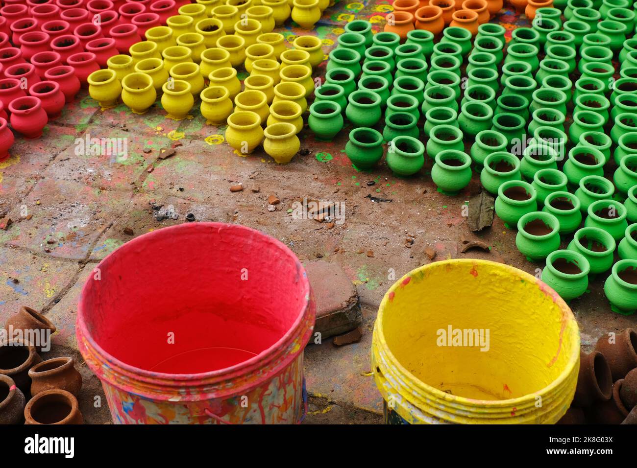 Kunstvolle Bemalung irdischer Töpfe, Hintergrund farbenfroher Töpfe, die während des Diwali-Festivals in Indien für Rituale verwendet wurden. Stockfoto