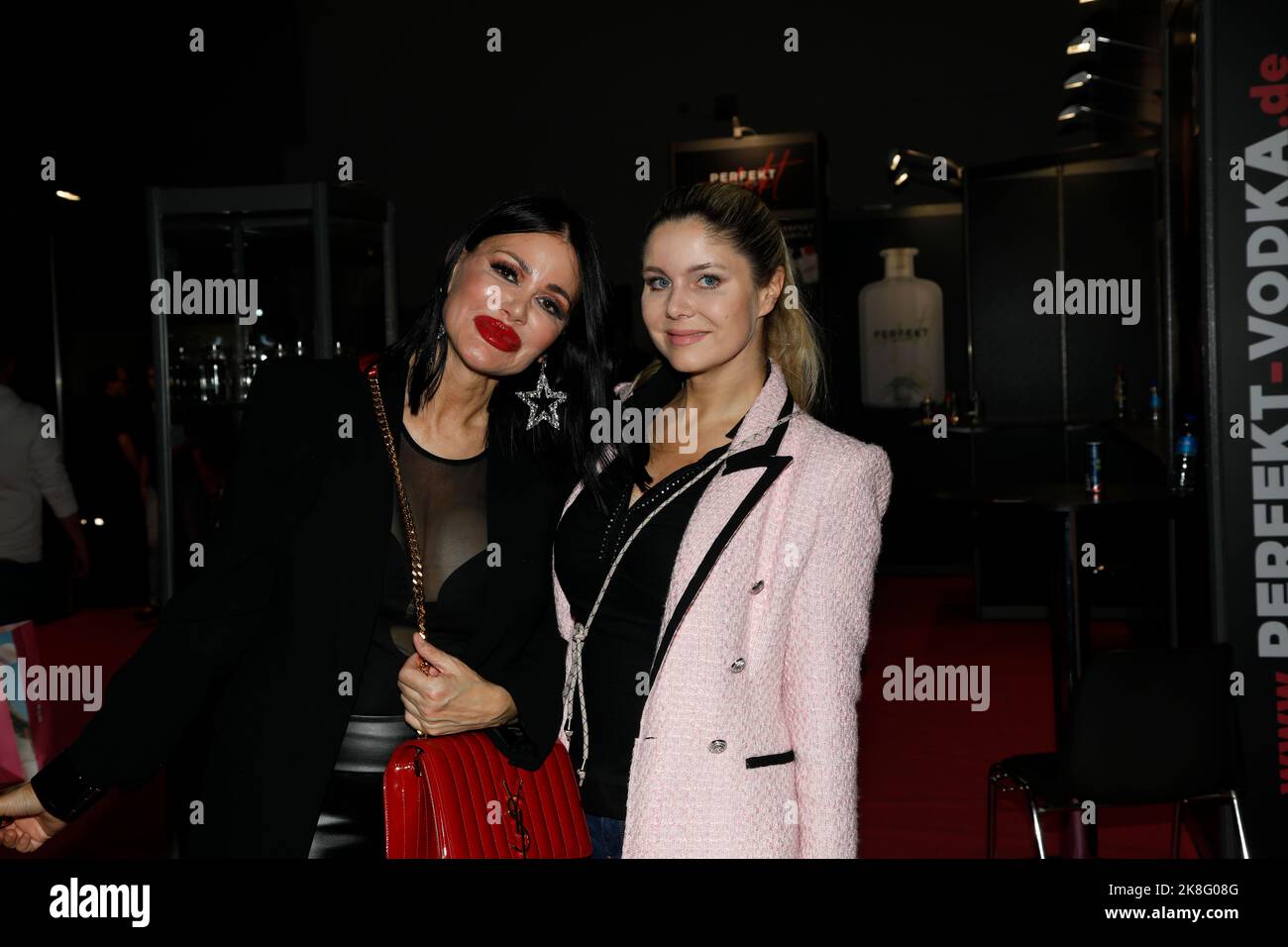 Djamila Rowe und Yvonne Woelke auf der 25. Venus Berlin 2022 in den Messehallen unter dem Funkturm. Berlin, 22.10.2022 Stockfoto