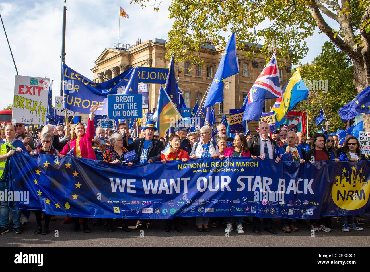 London, Großbritannien - 22.. Oktober 2022 - die Front des marsches an der Hyde Park Corner, der beim ersten National Retjoin March (NRM) in Piccadilly verwandelt wurde, um eine „EU-Wende“ der britischen Regierung bezüglich der Mitgliedschaft in der Europäischen Union zu fordern. Schätzungsweise 50.000 Demonstranten nahmen daran Teil. Info: https://marchforrejoin.co.uk/ Stockfoto