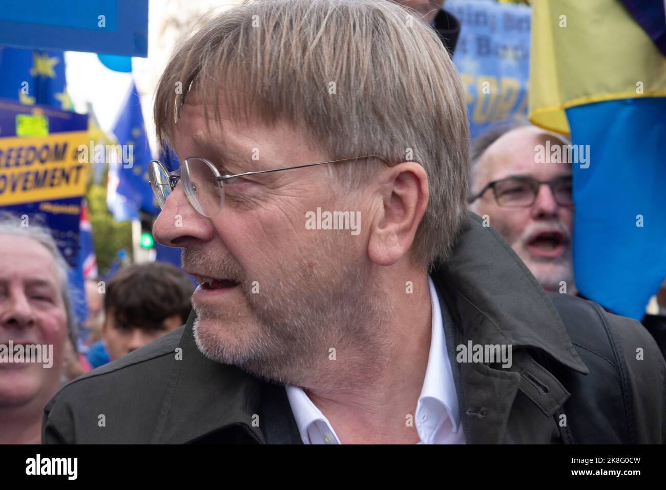 London, Großbritannien - 22.. Oktober 2022 - Guy Verhofstadt auf dem ersten nationalen Wiederbeitrittsmarsch (NRM), um eine „EU-Wende“ der britischen Regierung zur Mitgliedschaft in der Europäischen Union zu fordern. Schätzungsweise 50.000 Demonstranten nahmen daran Teil. Info: https://marchforrejoin.co.uk/ Stockfoto