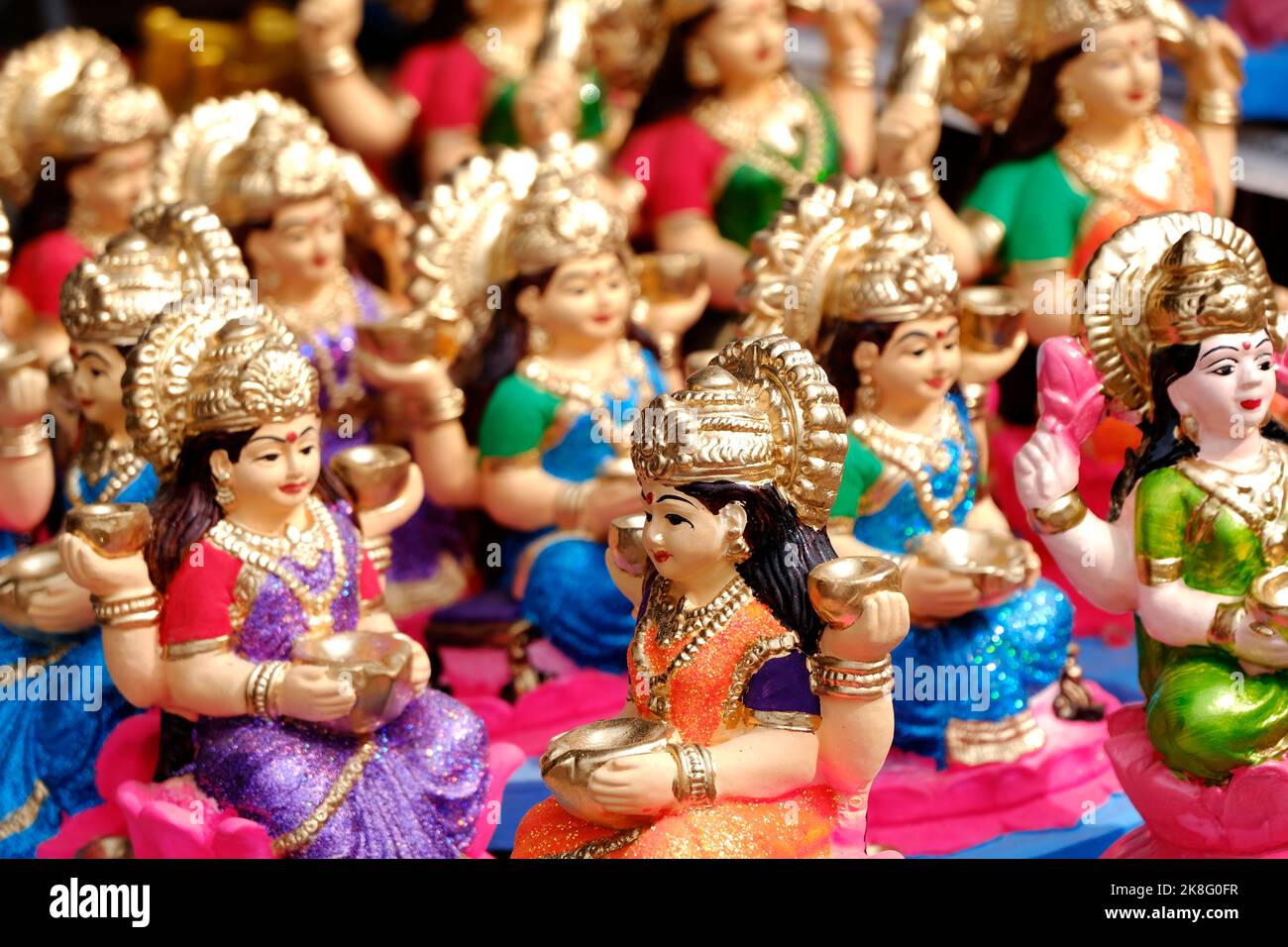Schöne Statuen der Göttin Lakshmi zum Verkauf während des Festivals von Diwali in Pune, Indien angezeigt. Handgefertigte Laxmi Idole. Stockfoto