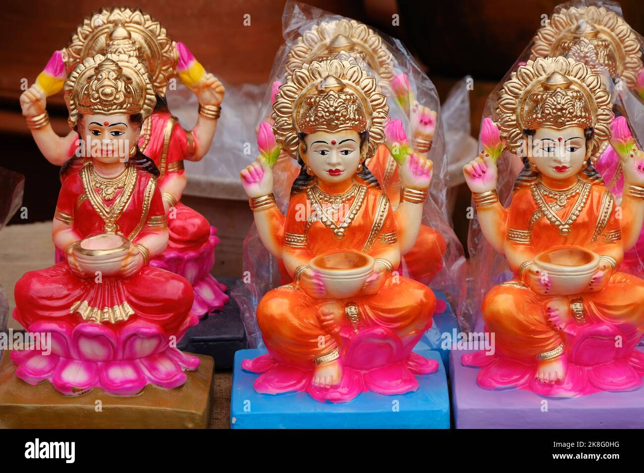 Schöne Statuen der Göttin Lakshmi zum Verkauf während des Festivals von Diwali in Pune, Indien angezeigt. Handgefertigte Laxmi Idole. Stockfoto