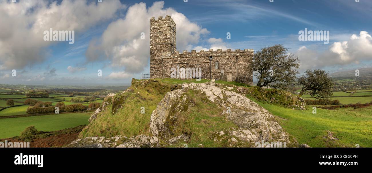 An einem Tag voller Sonnenschein und Duschen am Rande des Dartmoor-Nationalparks leuchtet die Sonne die ikonische Devon-Wahrzeichen-Kirche St. Michael de Rupe Barch auf Stockfoto